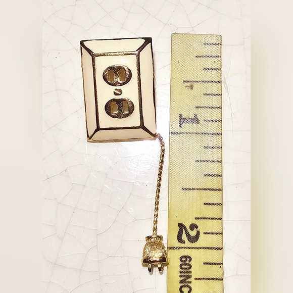 Vintage cream enameled outlet with plug pin brooch - Picture 2 of 3